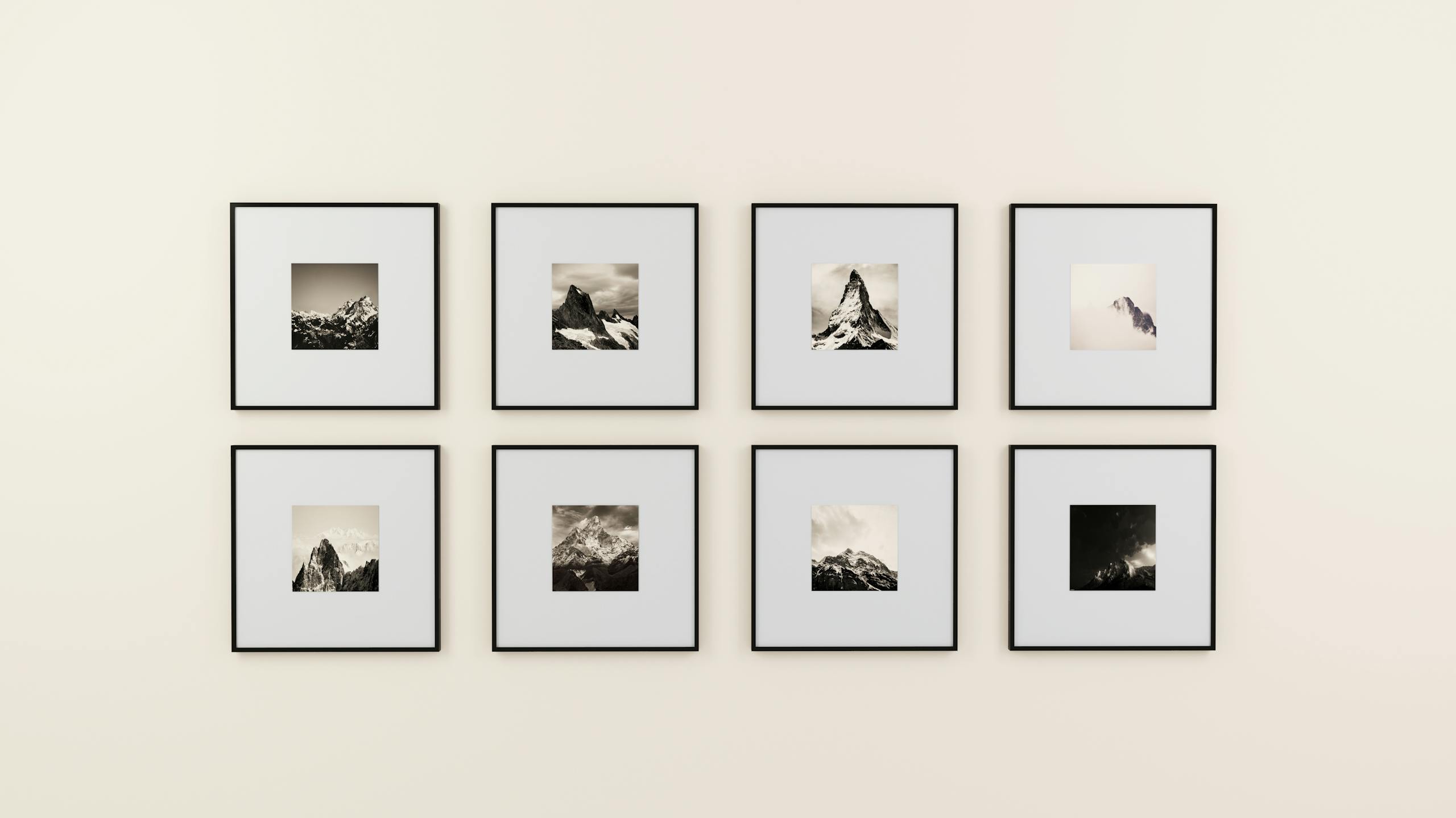 Galeria oprawionych czarno-białych fotografii