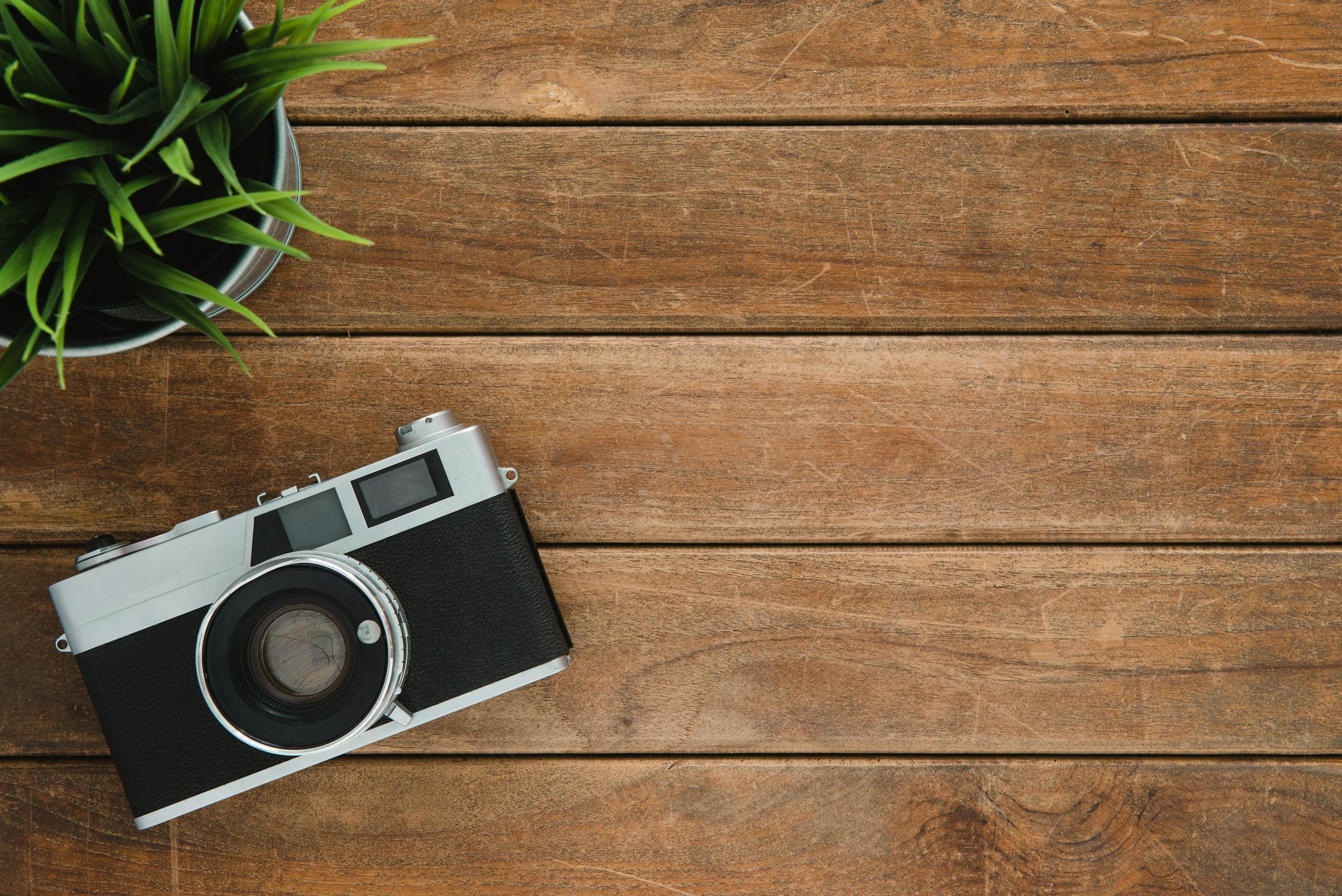 Klasyczny aparat fotograficzny na drewnianym stole